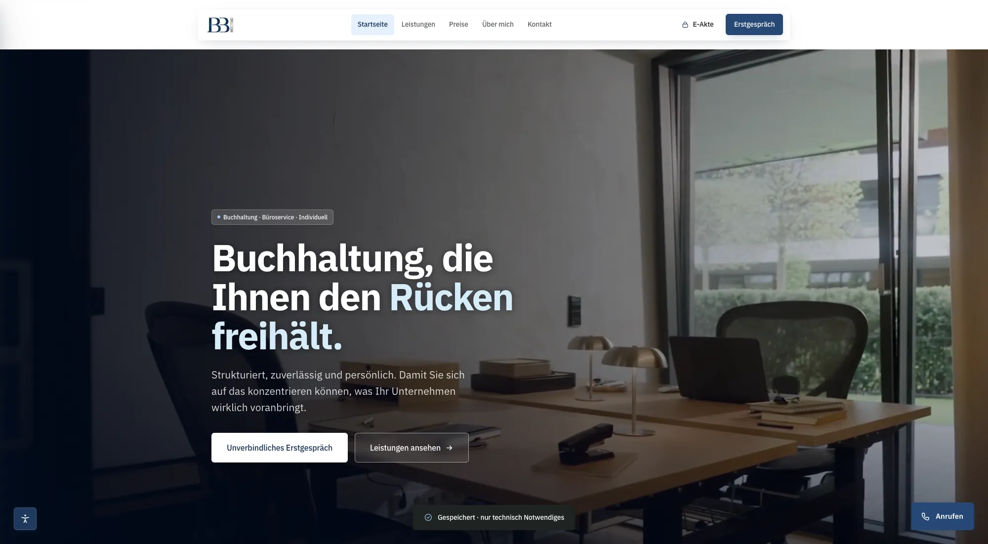 Website von BBI Zwingenberg: „Buchhaltung, die Ihnen den Rücken freihält“ mit Büro-Hintergrund